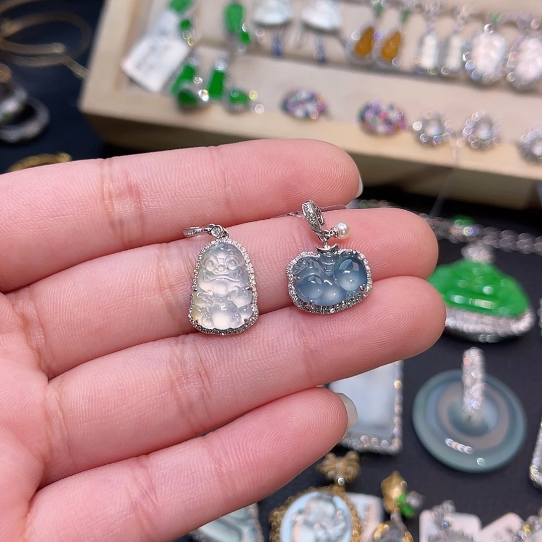 败***手翡翠18K金镶嵌颈饰吞金兽唐马