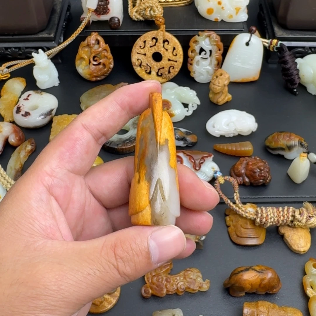 一***眸和田玉（糖玉）未镶嵌颈饰