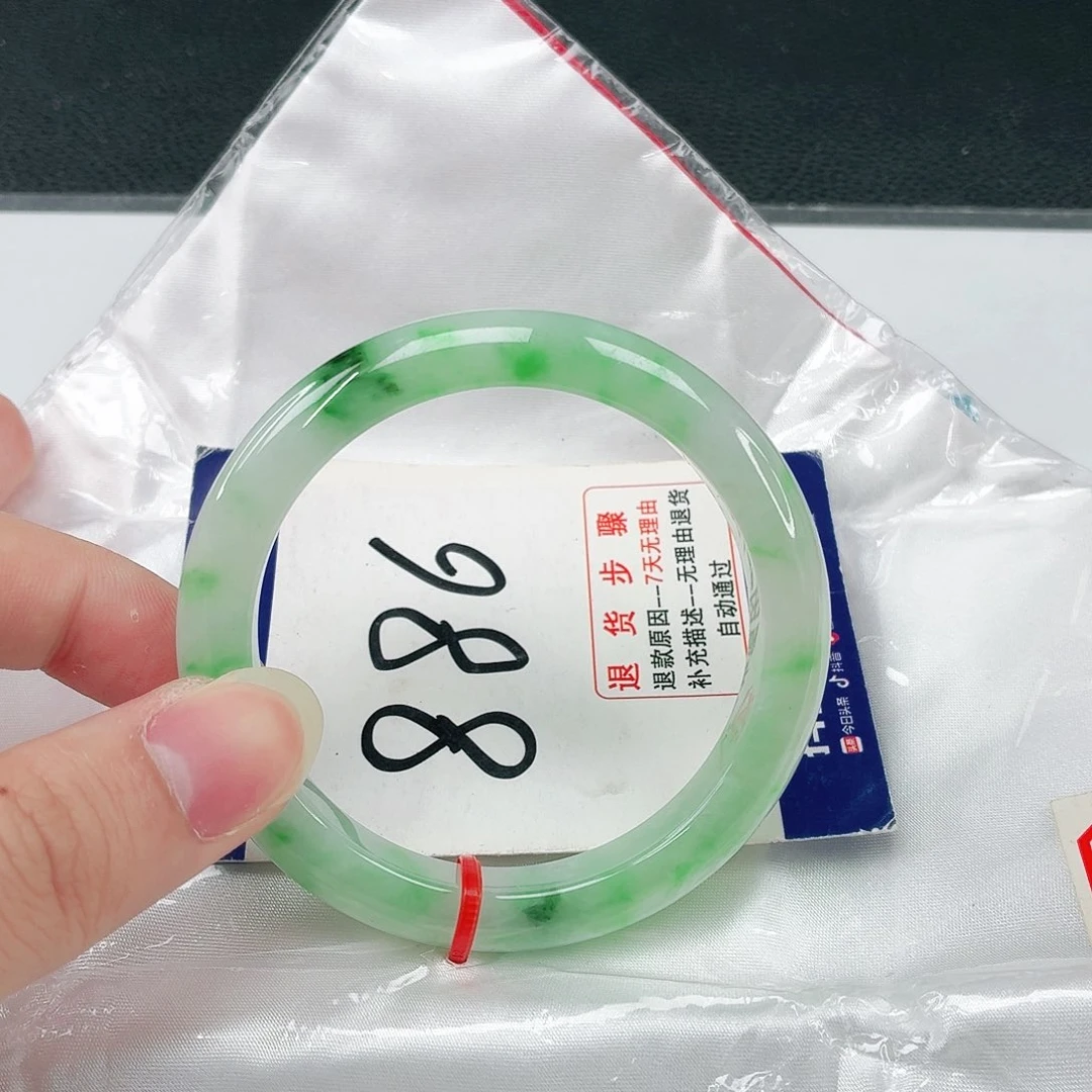 翡翠手镯未镶嵌翡翠