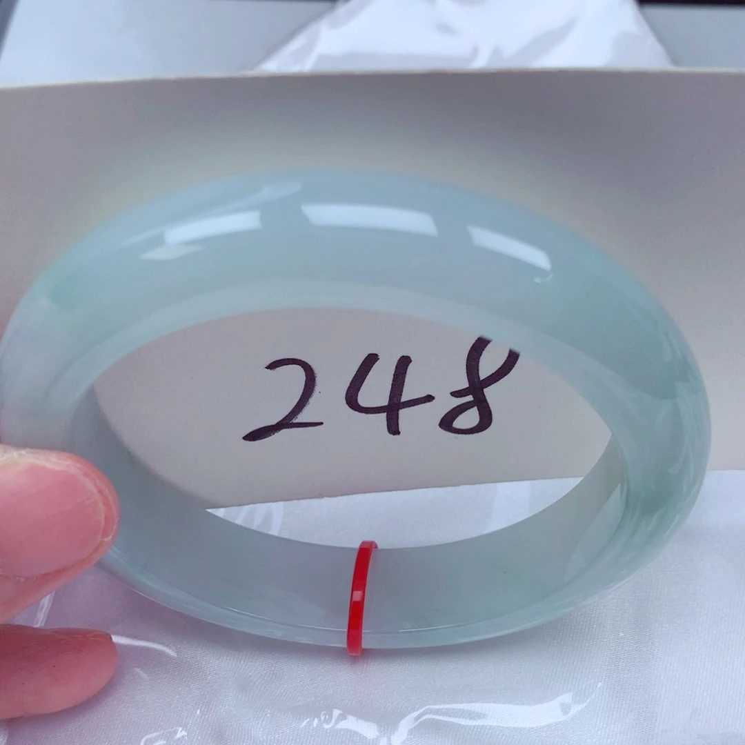 翡翠手镯未镶嵌翡翠