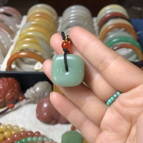 石英质玉未镶嵌颈饰