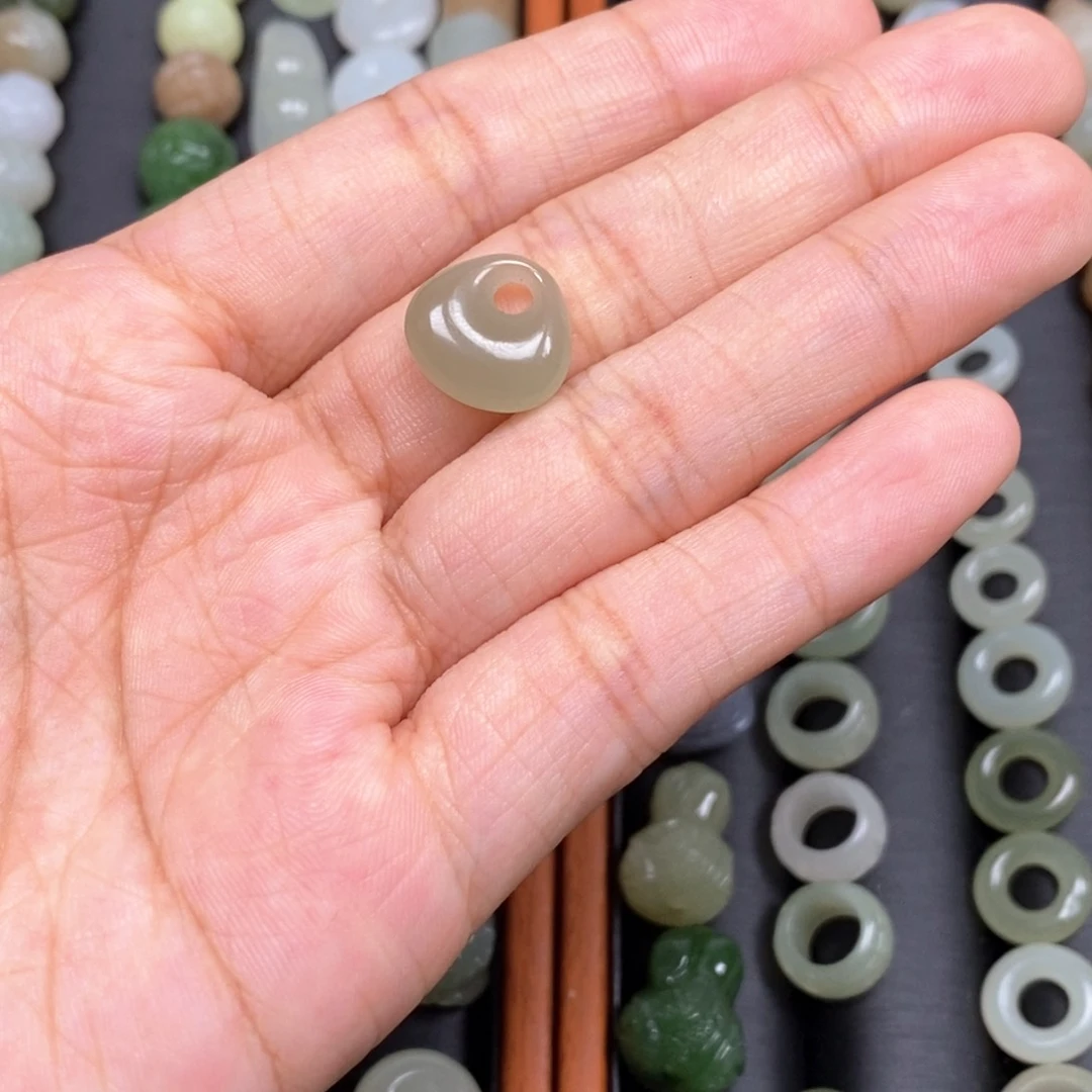 无***的和田玉未镶嵌颈饰