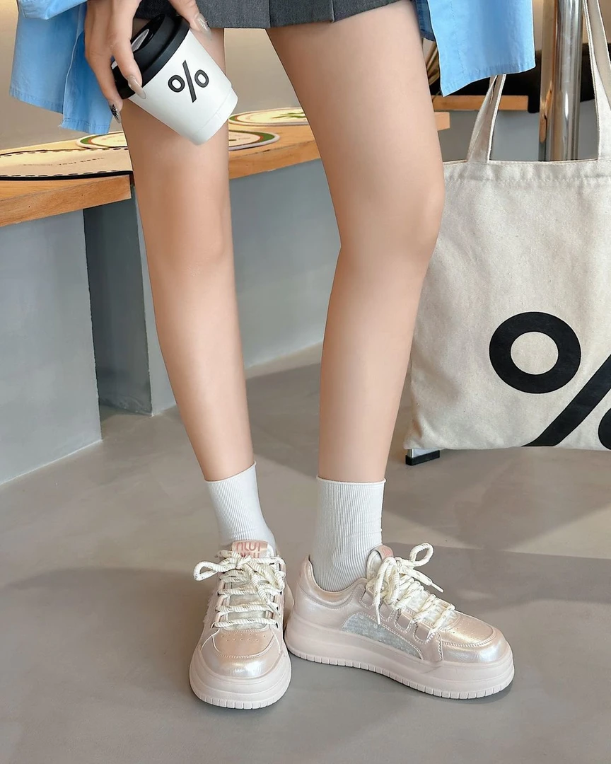 百搭真皮珠光皮2025新款厚底系带学院风圆头珠片透气时尚ins白鞋