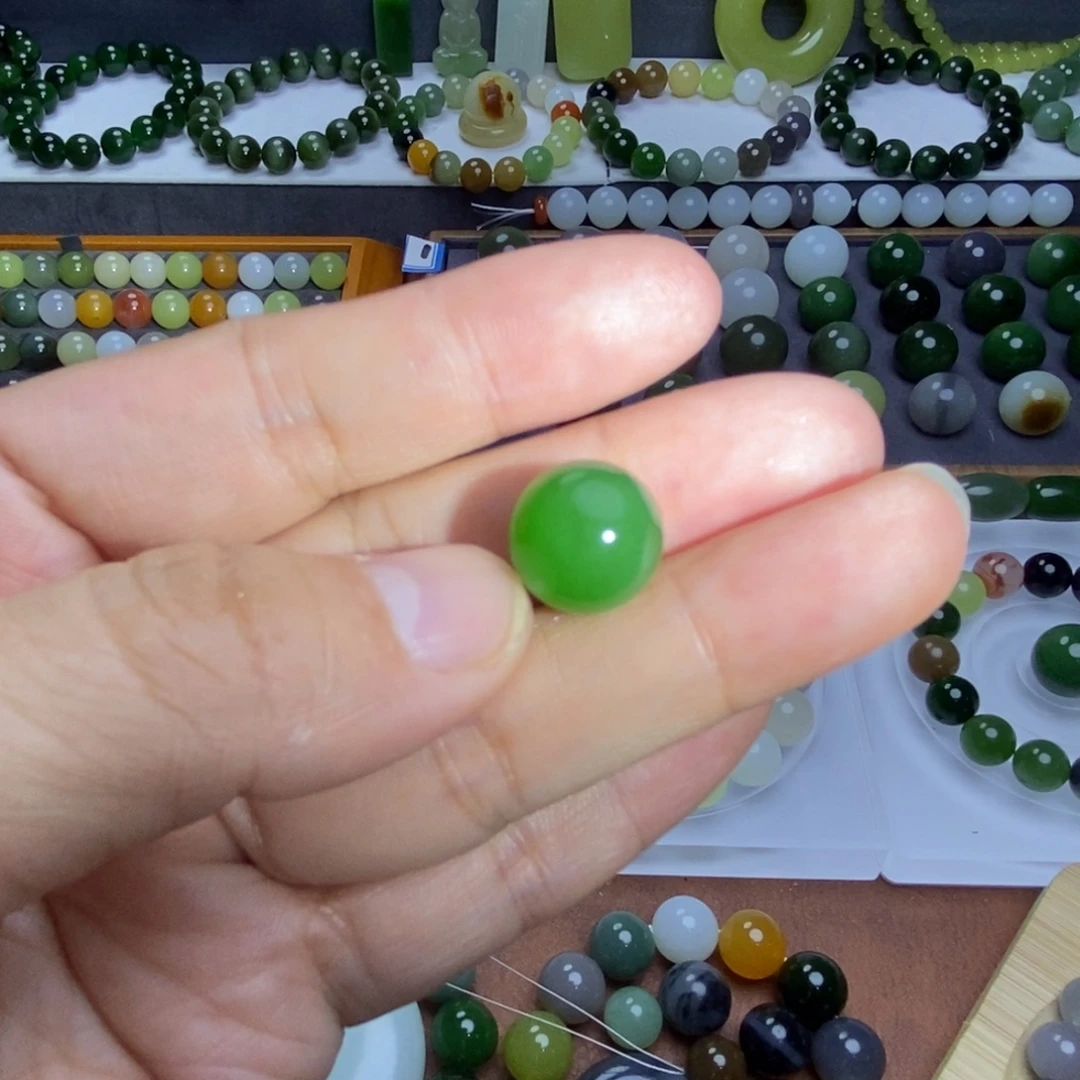 伍***哥和田玉散珠卡12阳绿