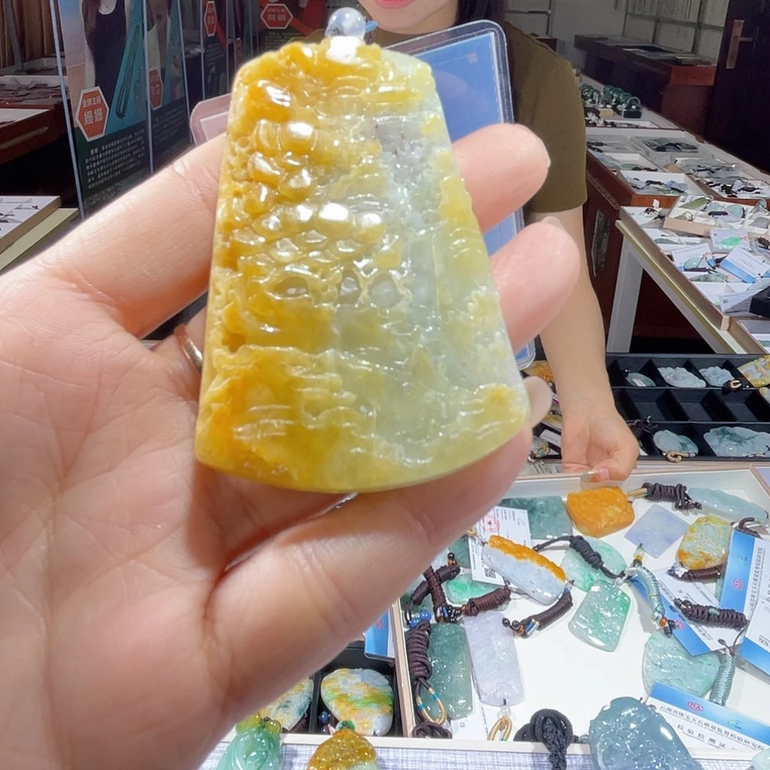 翡翠未镶嵌颈饰一个