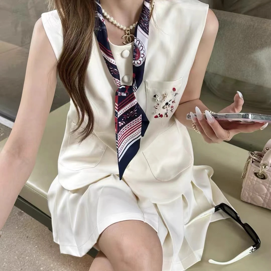 QL—8852夏季时尚刺绣马甲搭配百褶裙裤套装配丝巾