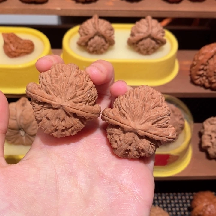 文玩核桃吊坠白狮子