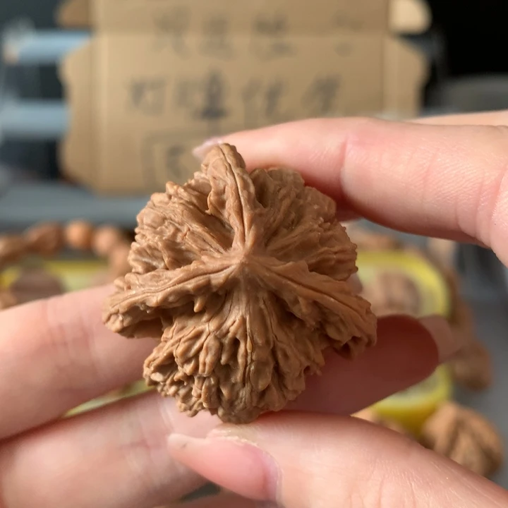 举***独吊坠文玩核桃异形单只，有瑕疵