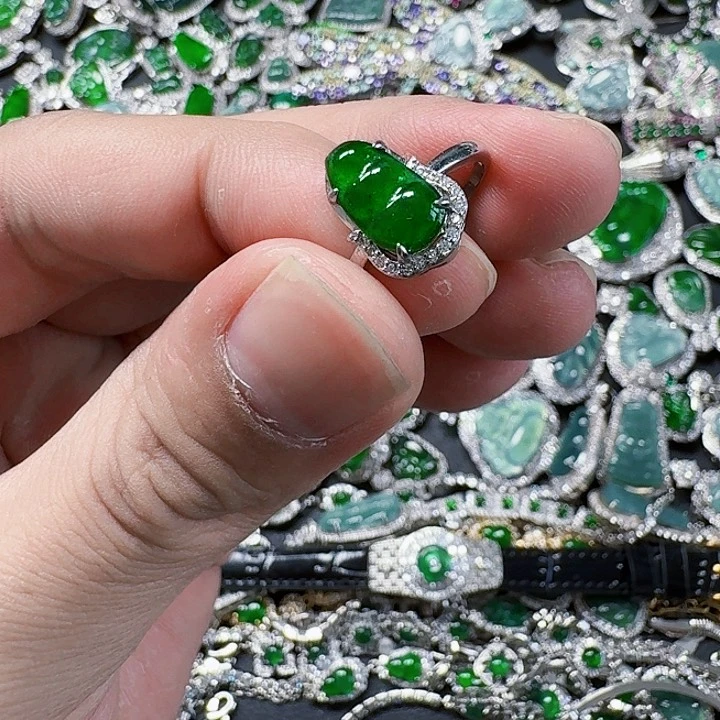 翡翠颈饰未镶嵌天然A货翡翠放漏