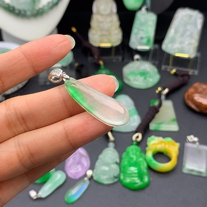 翡翠未镶嵌吊坠(赠链)