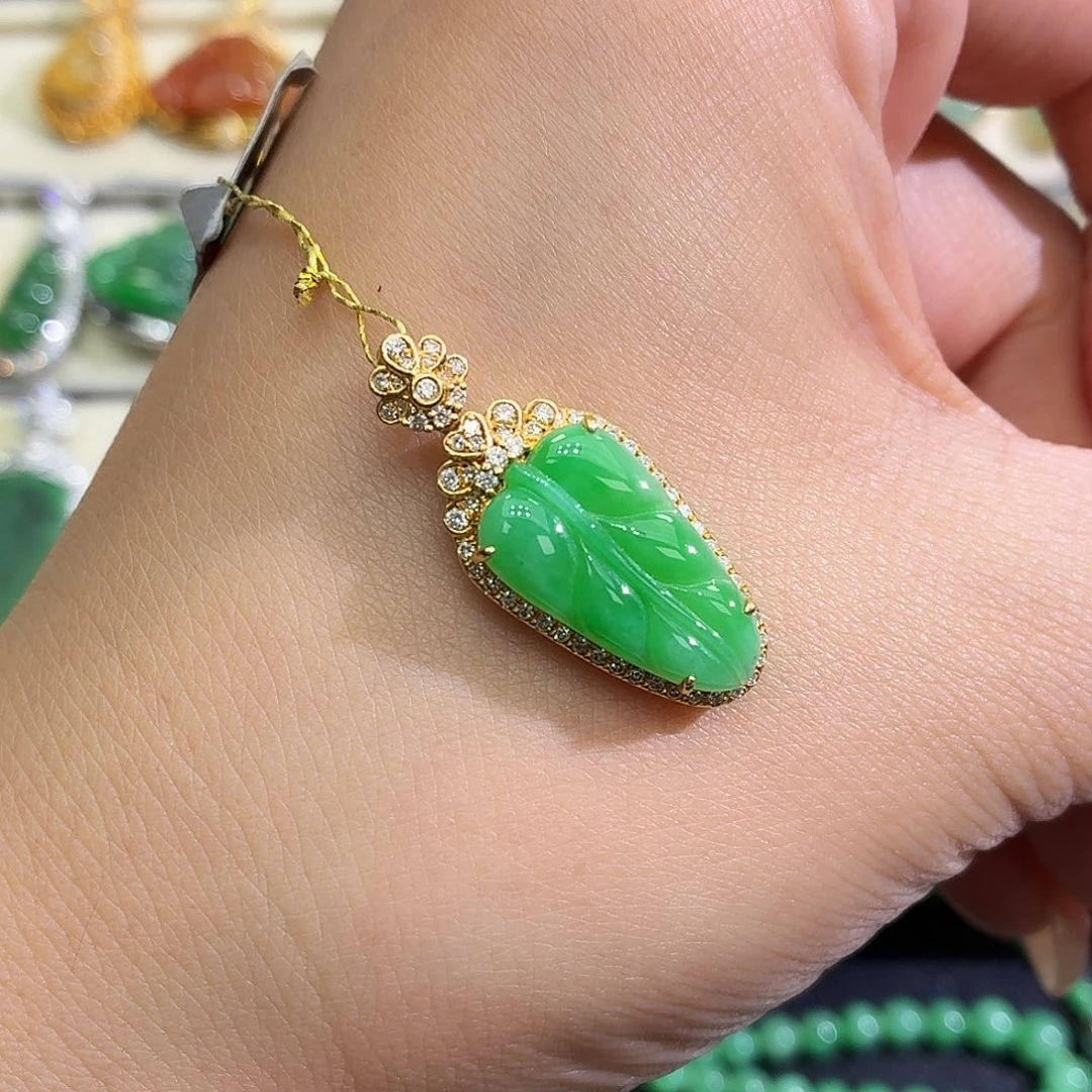 翡翠18K金镶嵌颈饰