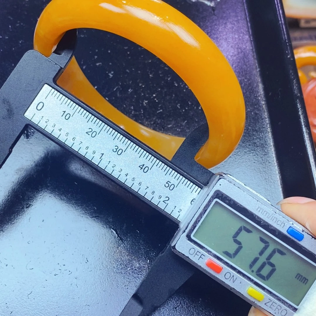 未镶嵌石英质玉（黄龙玉）颈饰