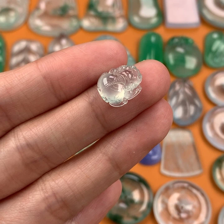 翡翠挂件未镶嵌….