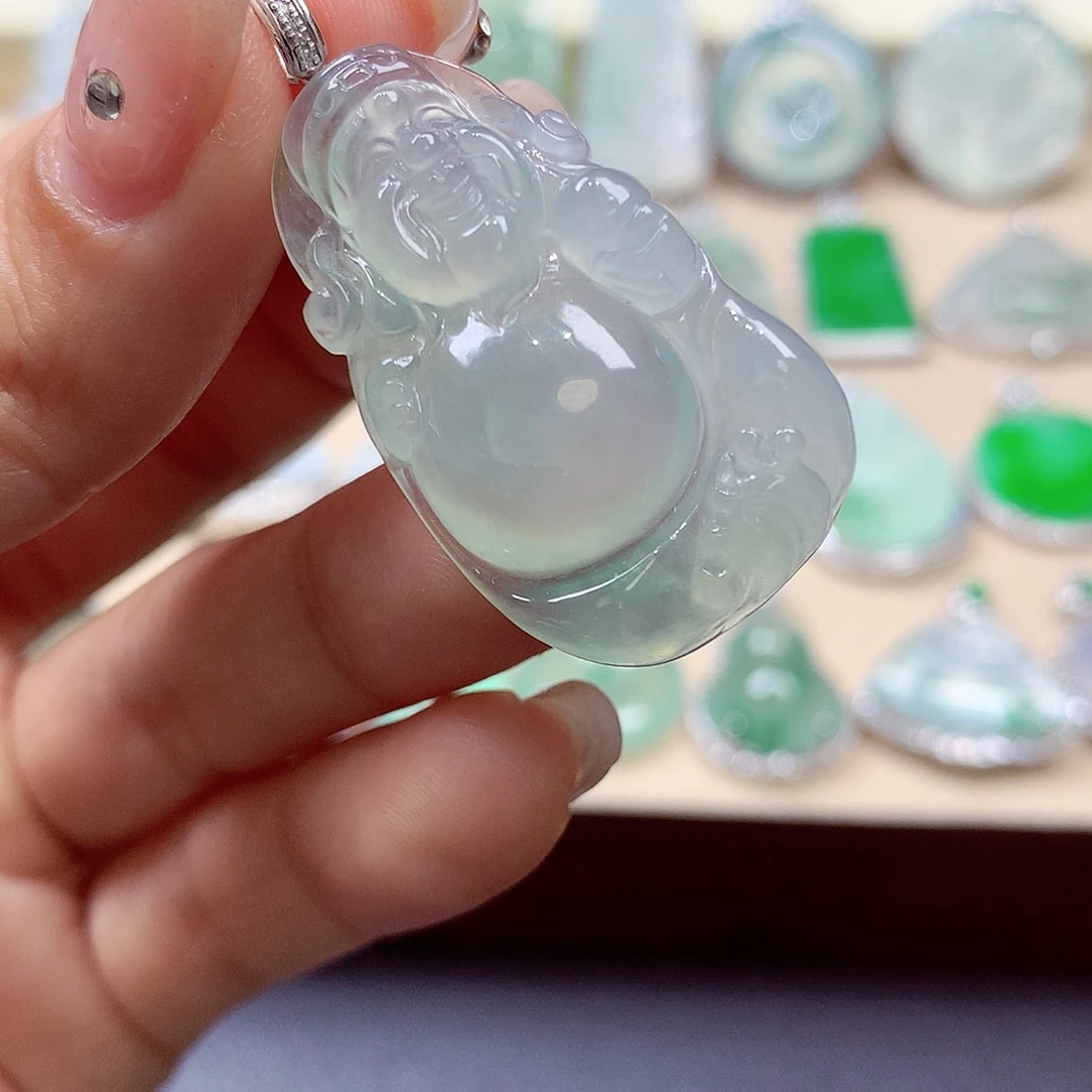 翡翠颈饰18K金镶嵌梁***。翡翠