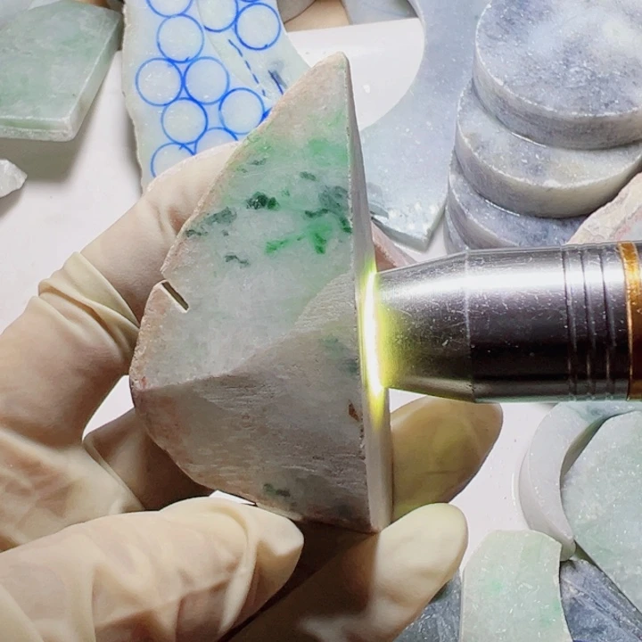 翡翠颈饰未镶嵌翡翠片料