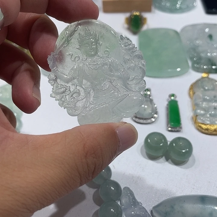 翡翠未镶嵌颈饰观音