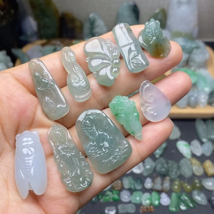 翡翠未镶嵌颈饰小吊坠一个