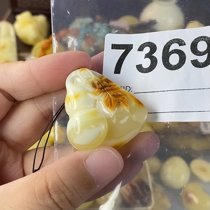 蜜蜡未镶嵌珠宝奇石