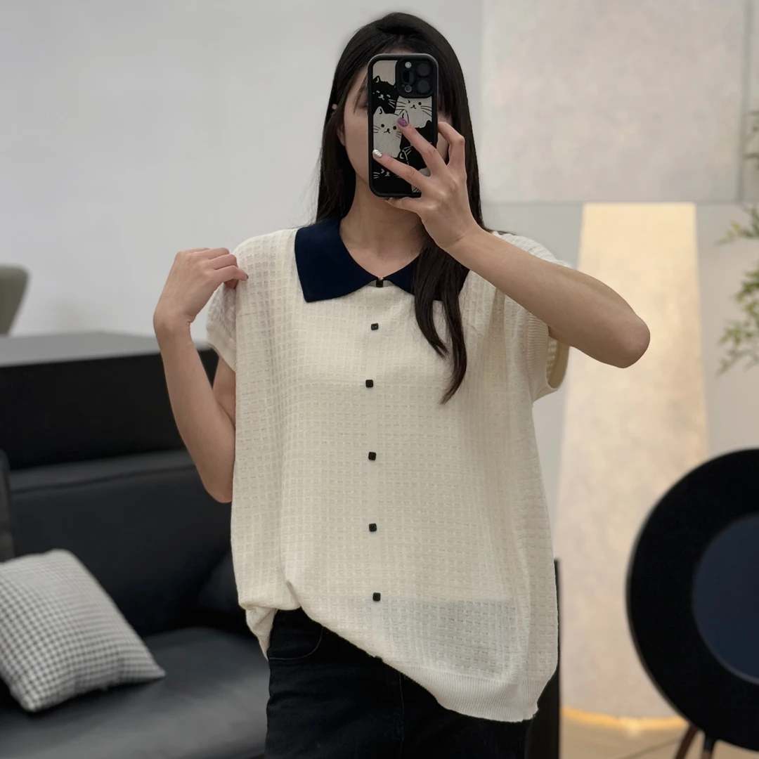 QIUQIU专属女装Polo领白色7粒彩扣短袖