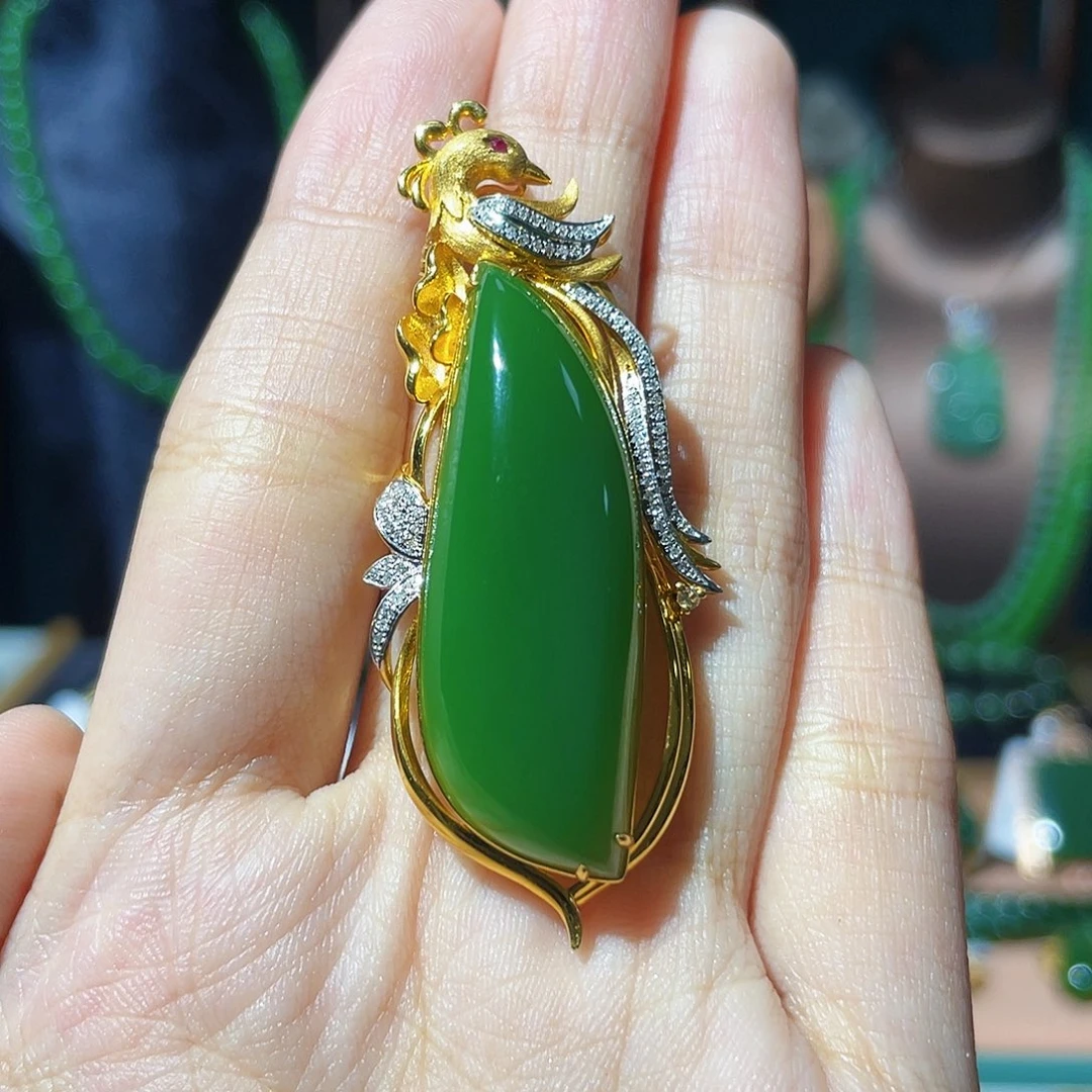 玉***君颈饰18K金镶嵌和田玉（碧玉）