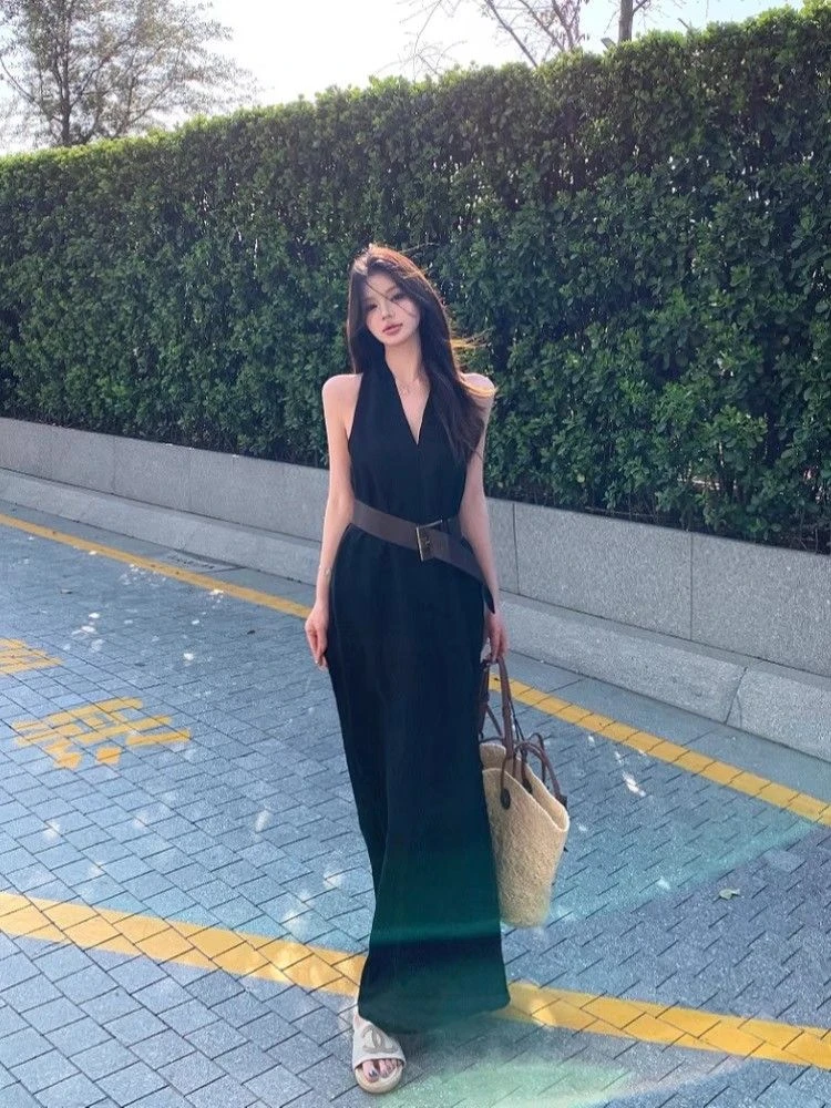 辨妹风黑色V领挂脖连衣裙2025新款女夏季气质收腰显瘦无袖A字长裙
