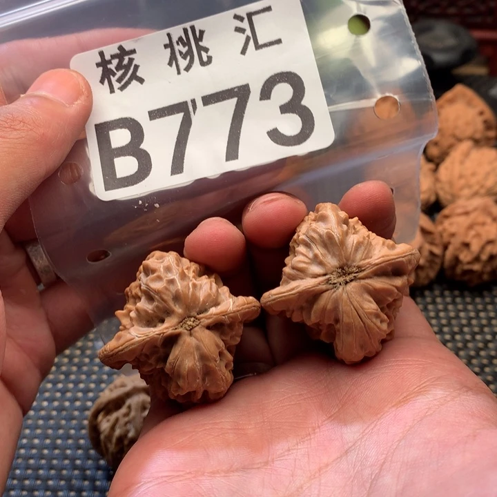 文玩核桃吊坠白蛇骨