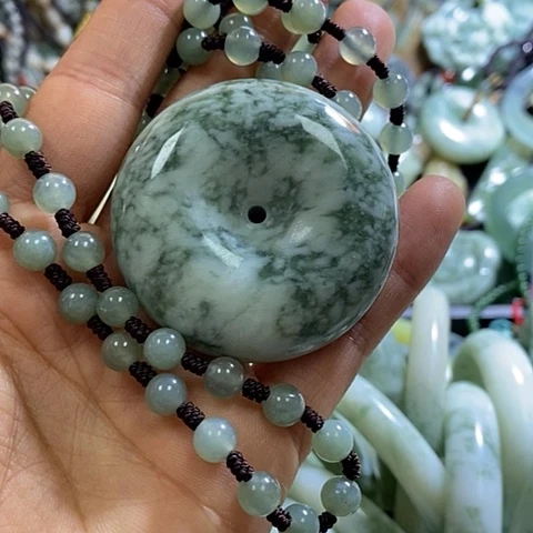 透闪石-蛇纹石玉颈饰未镶嵌