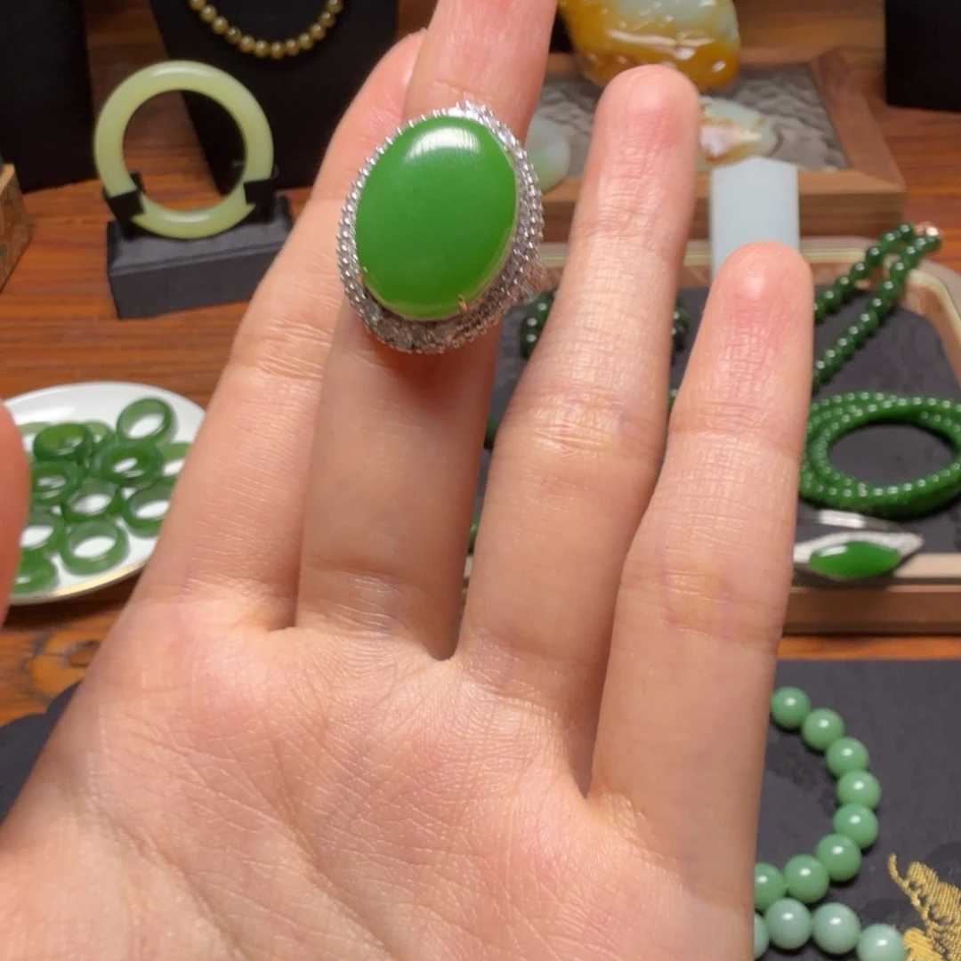 轻***扬和田玉（碧玉）18K金镶嵌戒指