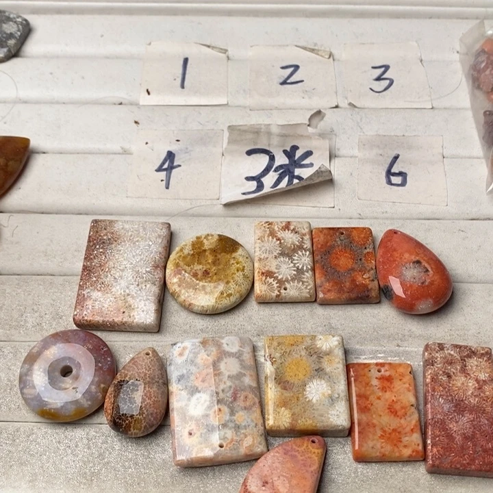 硅化玉颈饰足金镶嵌考*拉