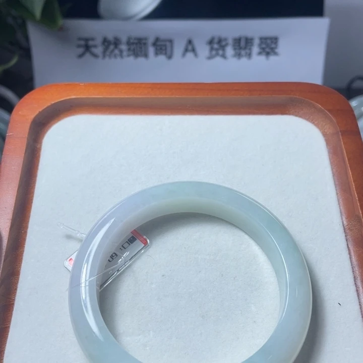 翡翠手镯未镶嵌翡翠手镯
