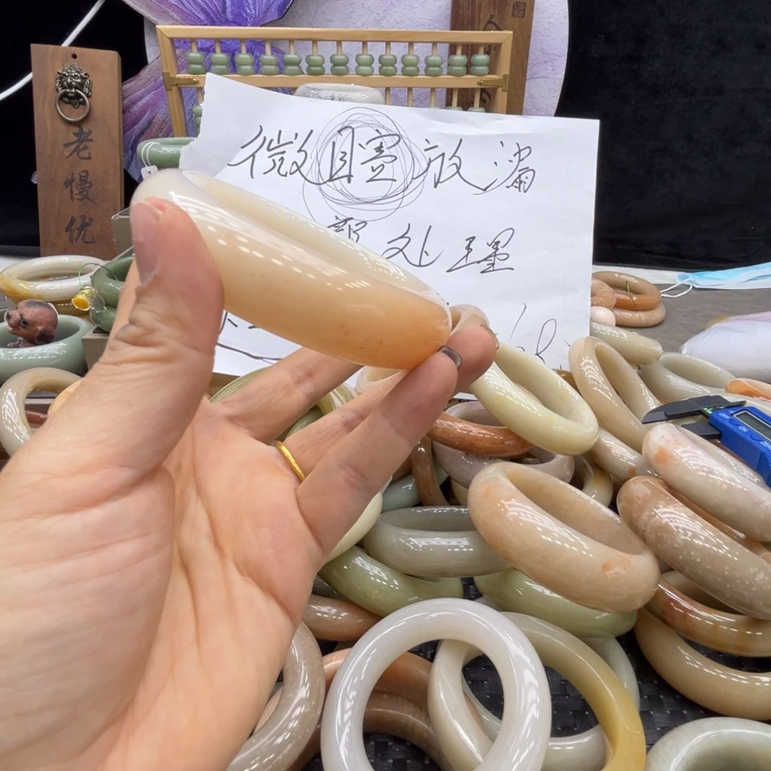 米***儿石英质玉未镶嵌手镯