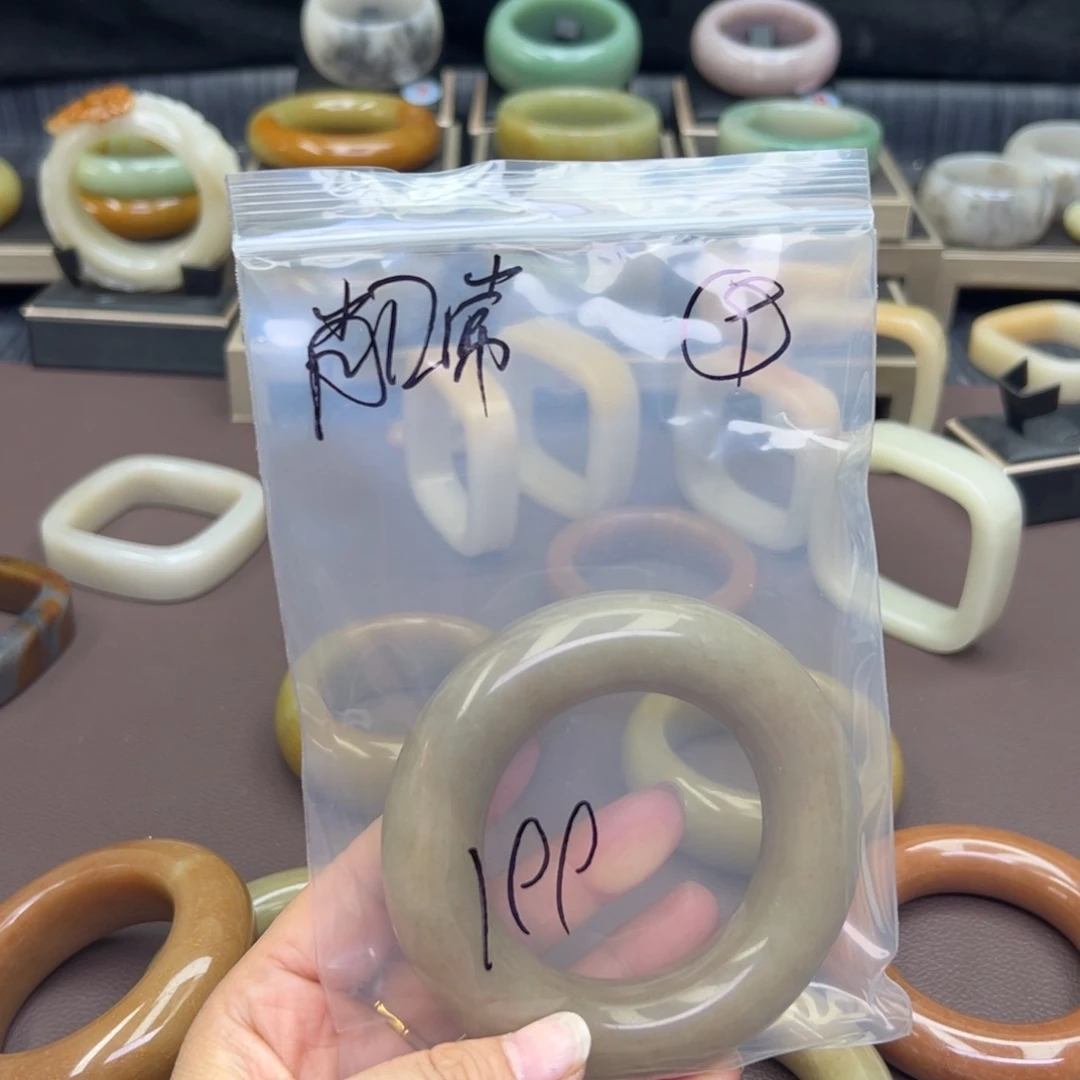 石英质玉手镯未镶嵌肖****好