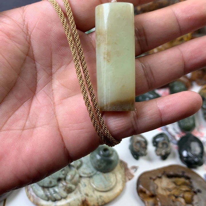 透闪石质玉挂件未镶嵌