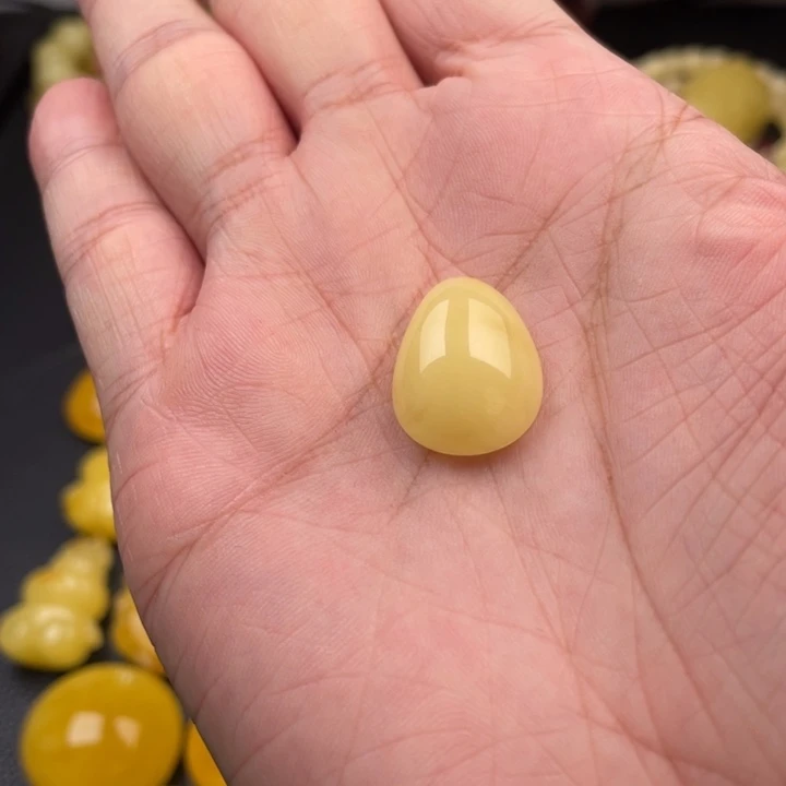 琥珀未镶嵌颈饰如图
