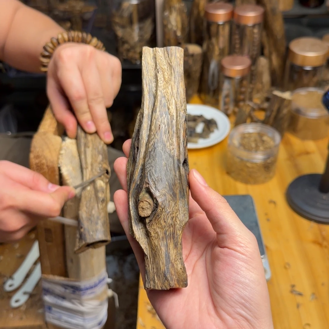 沉香沉香碎屑蓝宝石块料58克