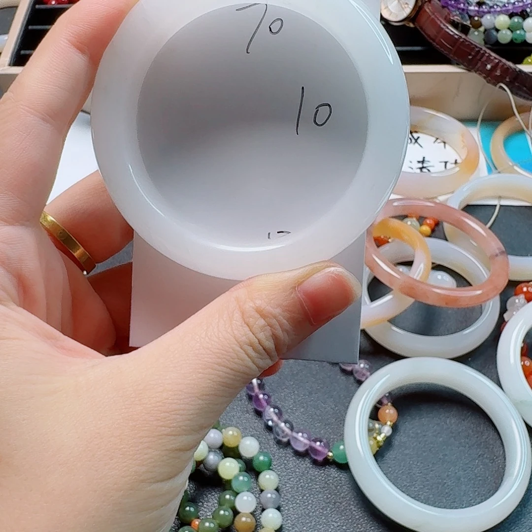 石英质玉手镯未镶嵌70