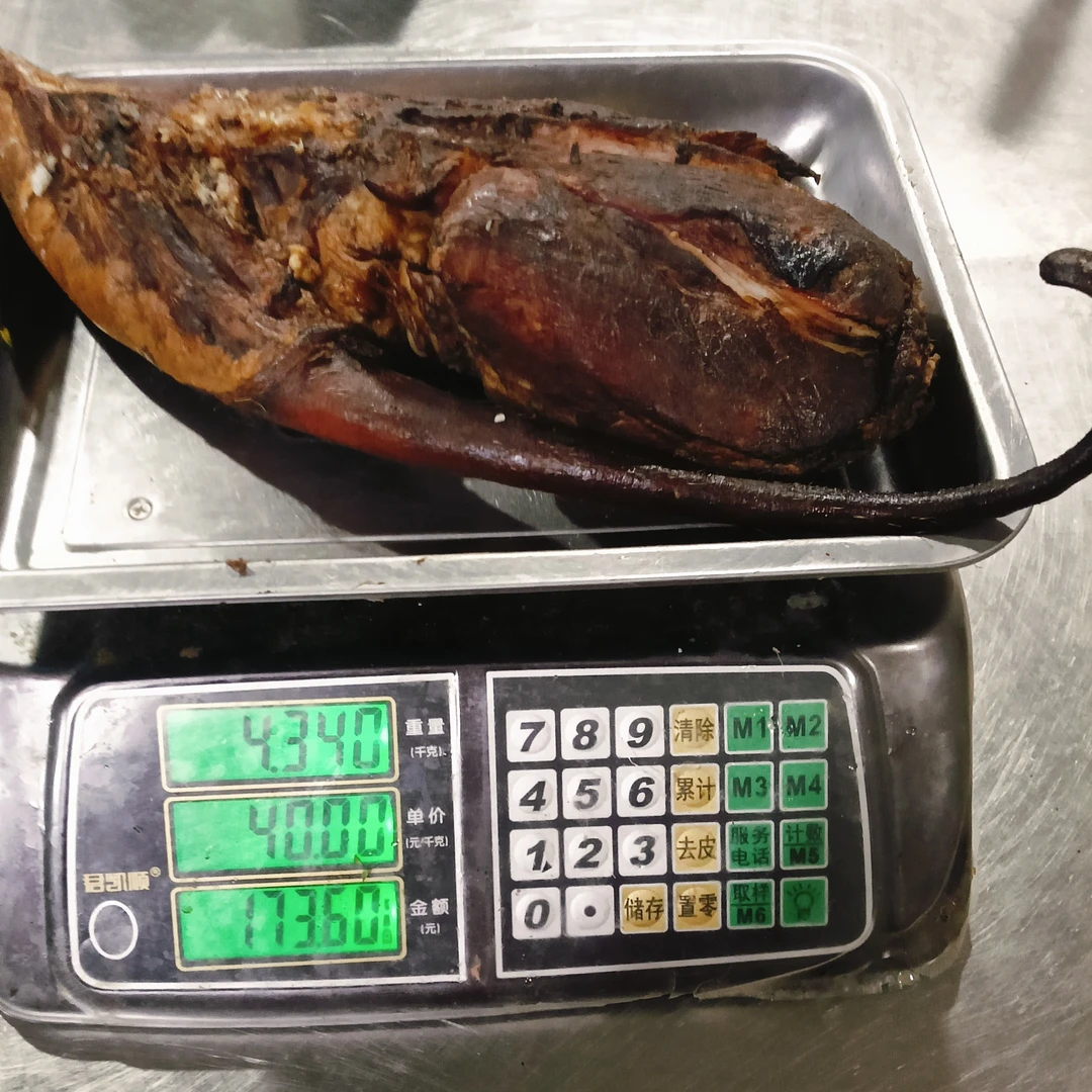 四川农家烟熏后腿带尾巴头刀肉腊肉