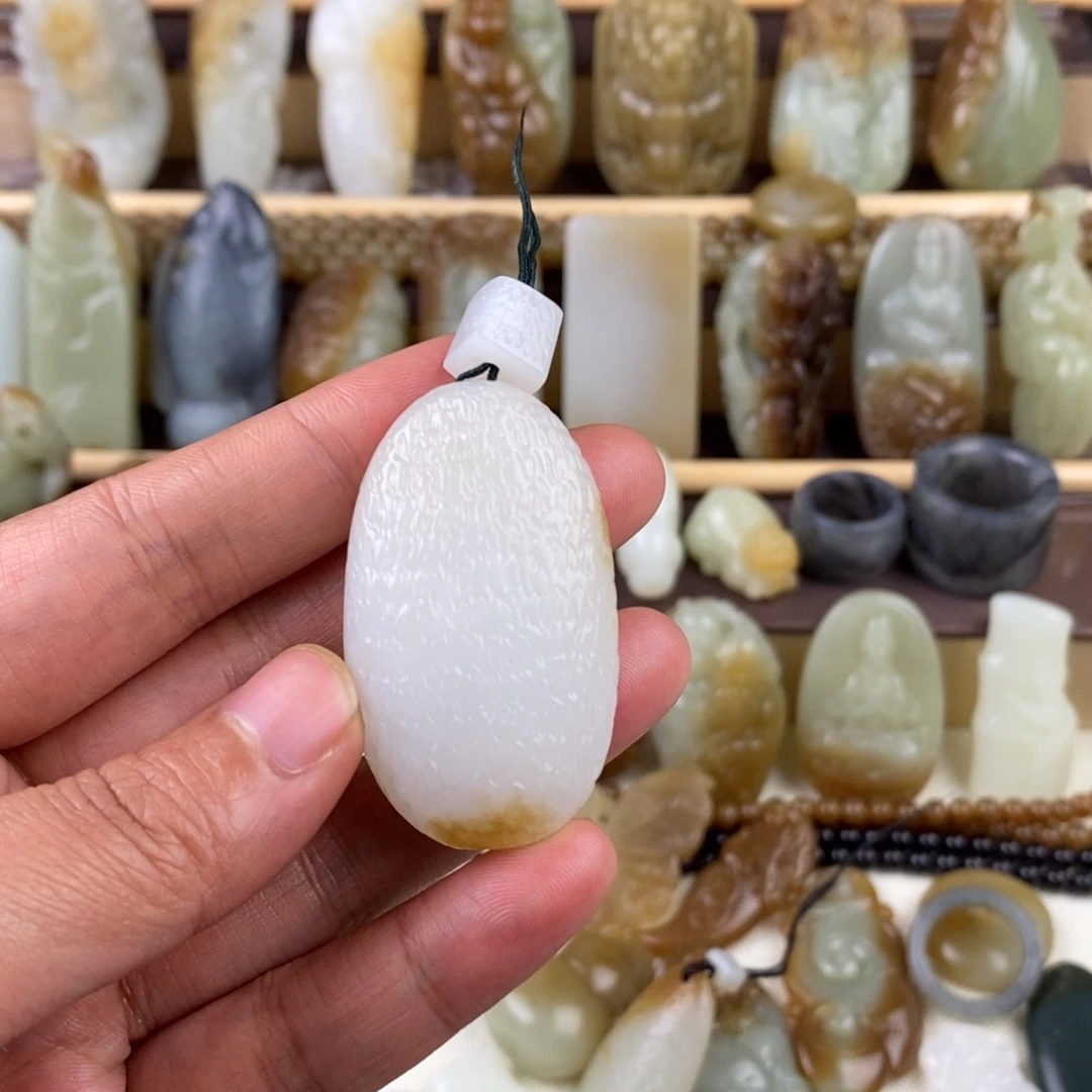 丰***子和田玉未镶嵌颈饰