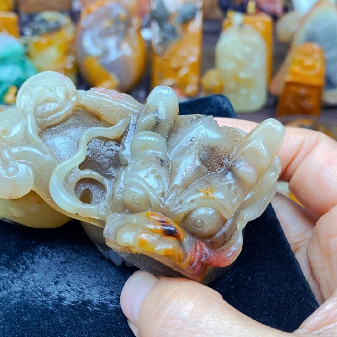 未镶嵌石英质玉（黄龙玉）颈饰