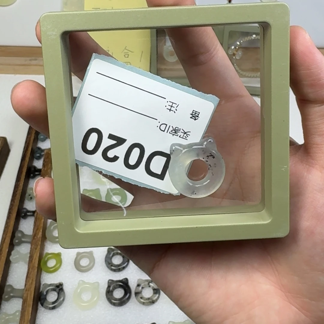 蛇纹石玉吊坠未镶嵌吠*。