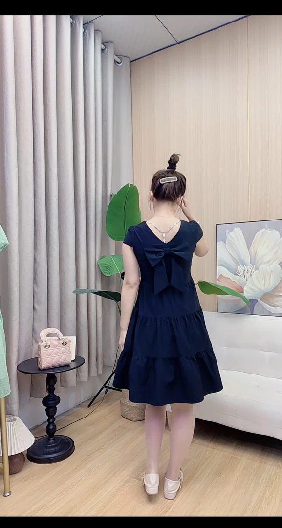 2025小个子新款V领镶钻美背减龄遮肉显瘦洋气时尚公主连衣裙收腰