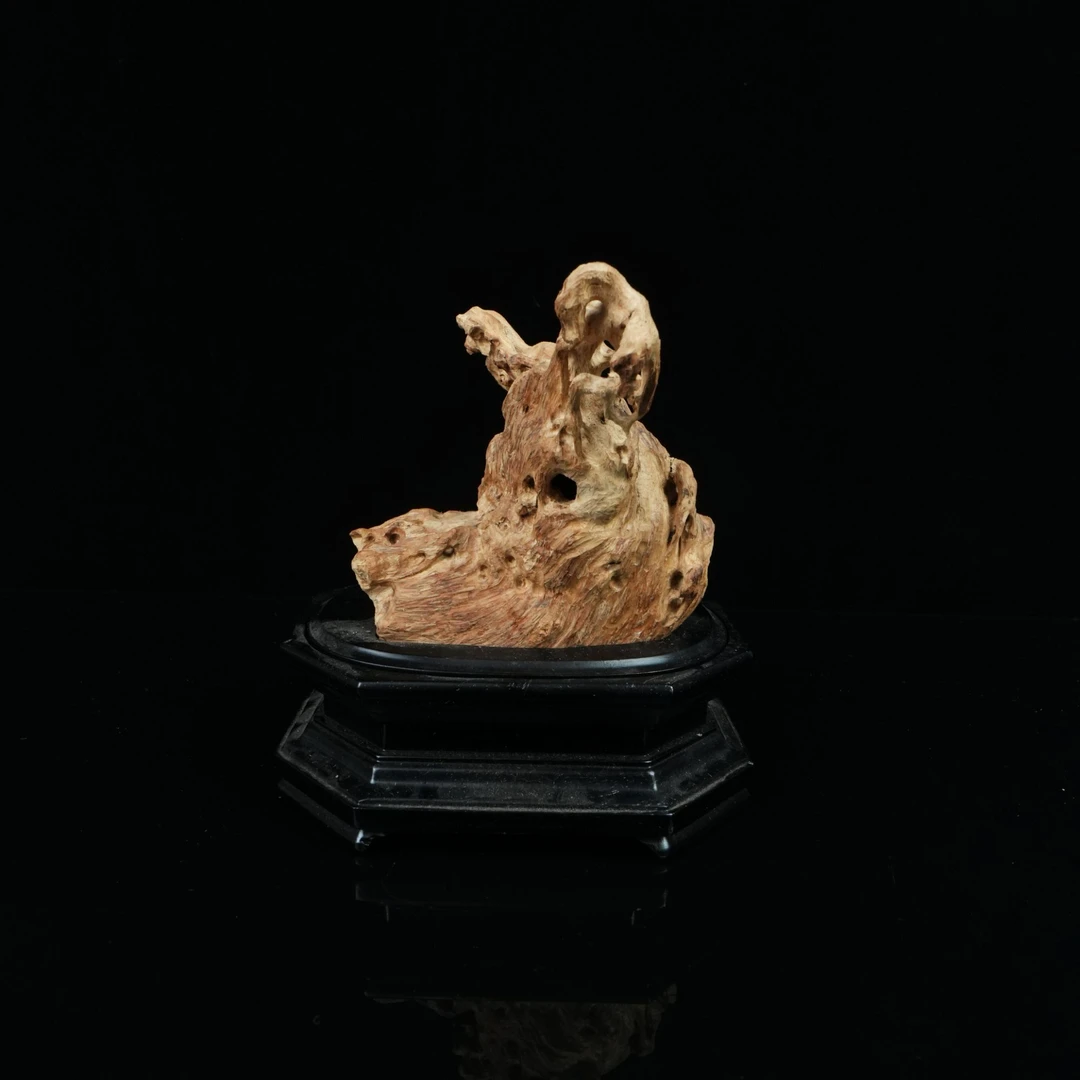 A3984马泥涝沉香林木逢春15x11x16cm 156.2