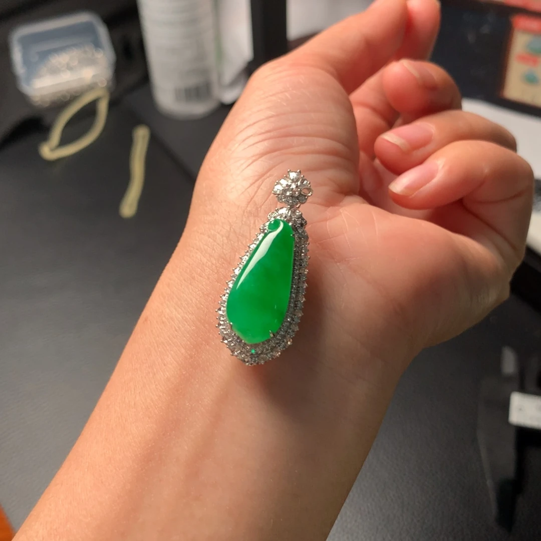 翡翠吊坠(赠链)18K金镶嵌满绿福瓜