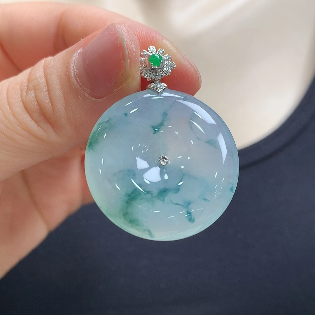 翡翠18K金镶嵌颈饰平安扣