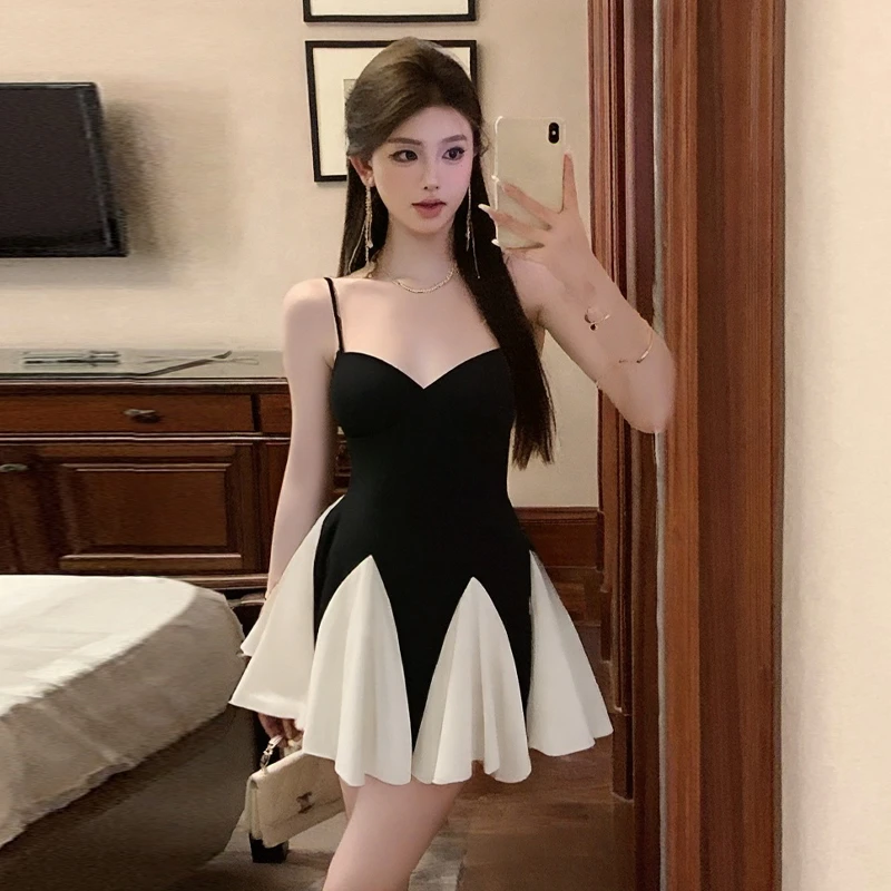 法式赫本风黑白撞色无袖露肩吊带裙设计感收腰显瘦辣妹裹胸连衣裙