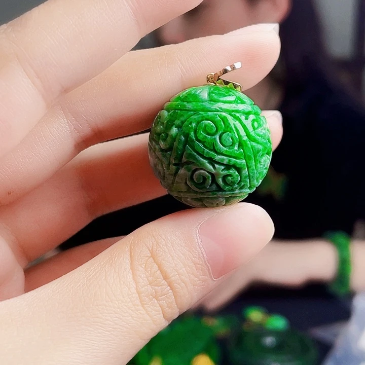 翡翠18K金镶嵌颈饰多样性