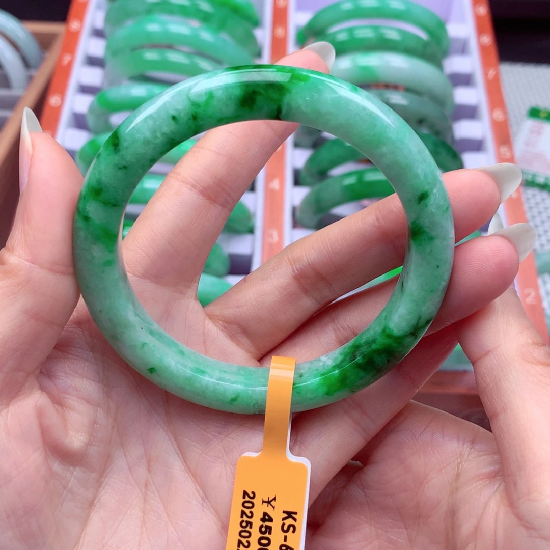 翡翠手镯未镶嵌翡翠