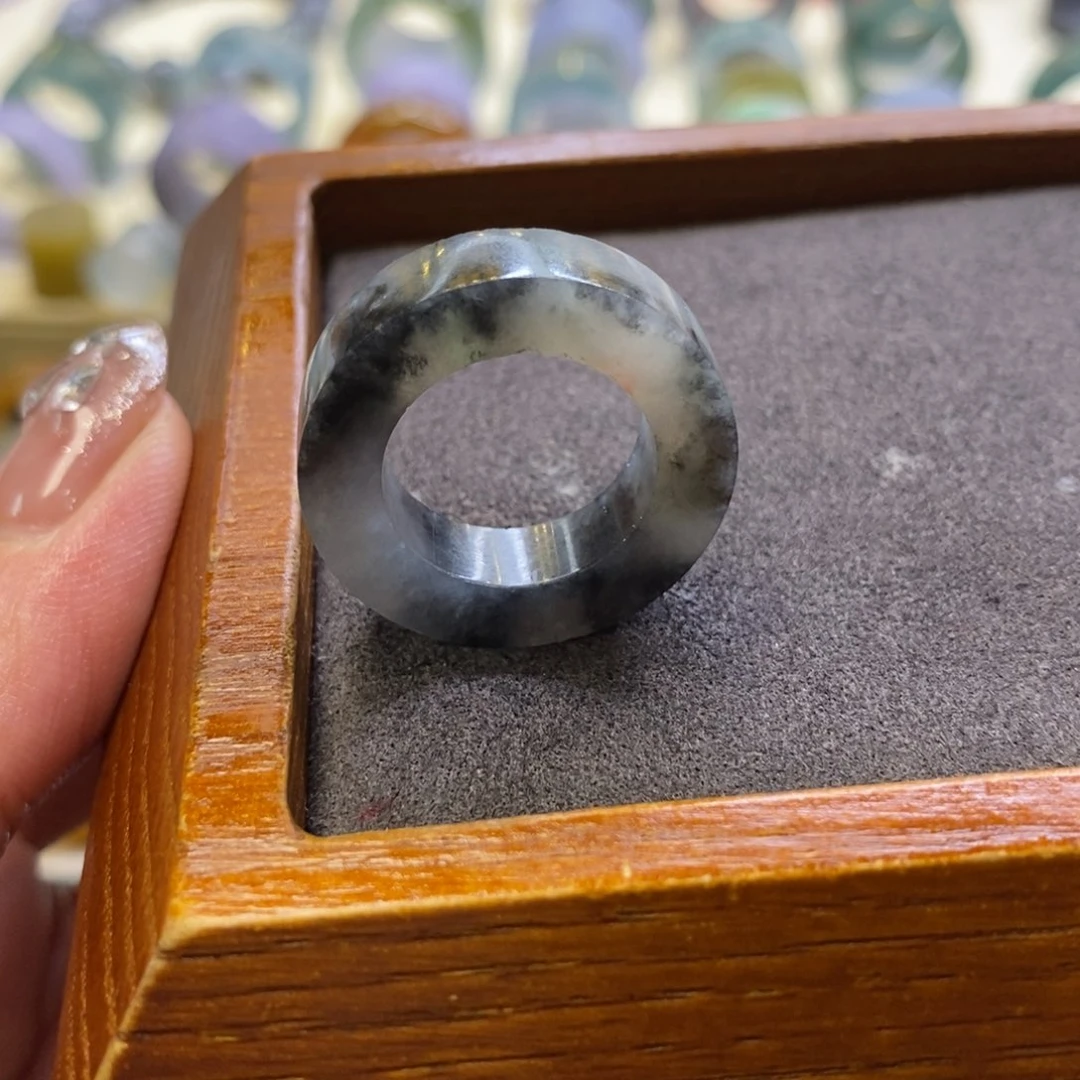 定制翡翠未镶嵌翡翠有纹裂