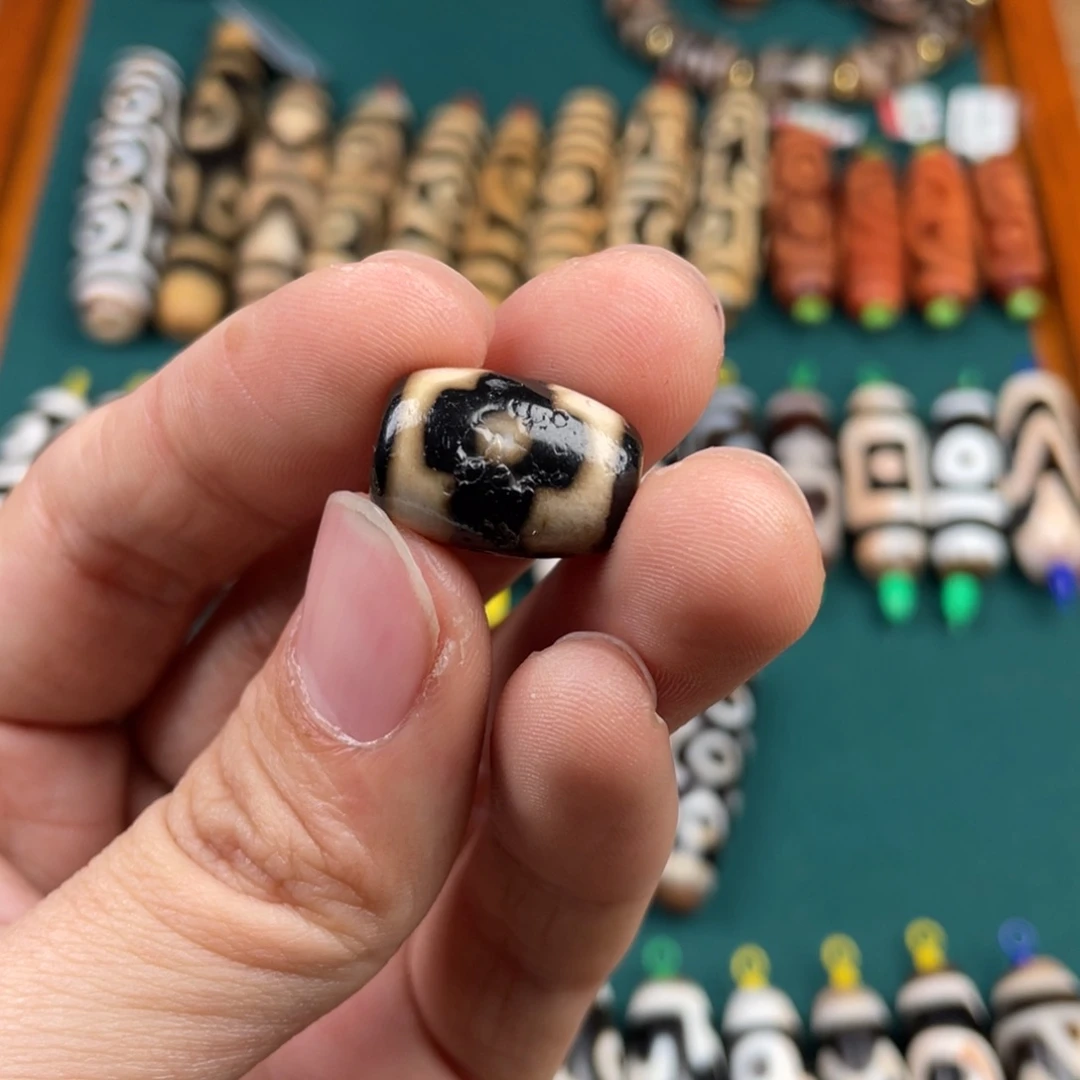 玛瑙/玉髓裸珠坦诚三眼