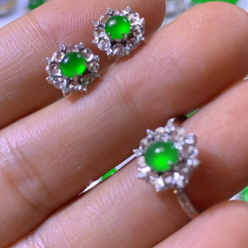 【闪购商品】18K金镶嵌挂件翡翠莫*天然翡翠